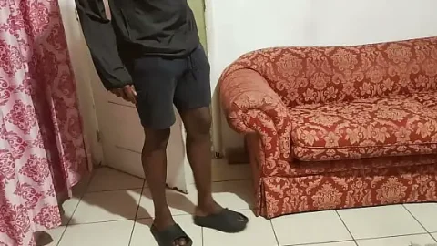 aula de agachamento em casa en cima de un grande mastro de 20 centimetros 1733496717