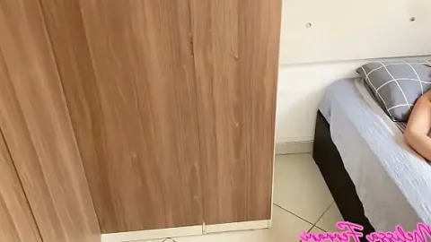 cheguei da praia e meu padastro foi ate meu quarto pra meter no meu cuzinho 1733496472