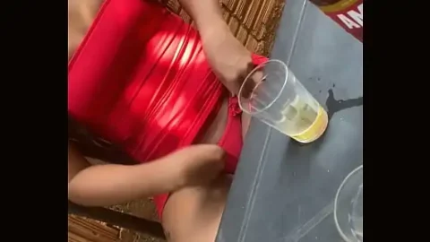 exibida no bar com um homem casado 1733498026