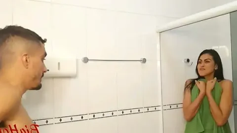 invadi o banho da namorada do meu irmao e me dei bem a safada caiu de boca na minha piroca gostoso a fim de ganhar leitinho 1733496464