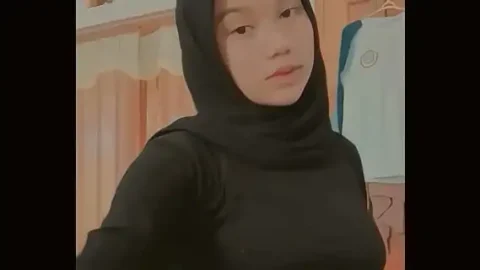 sepongan hijab hitam 1733495101